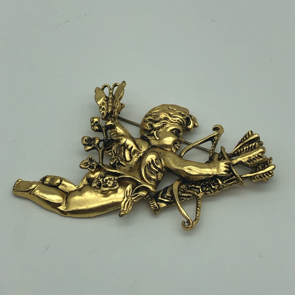 Kirks Folly in an Antique Gold Tone with C-Clasp.